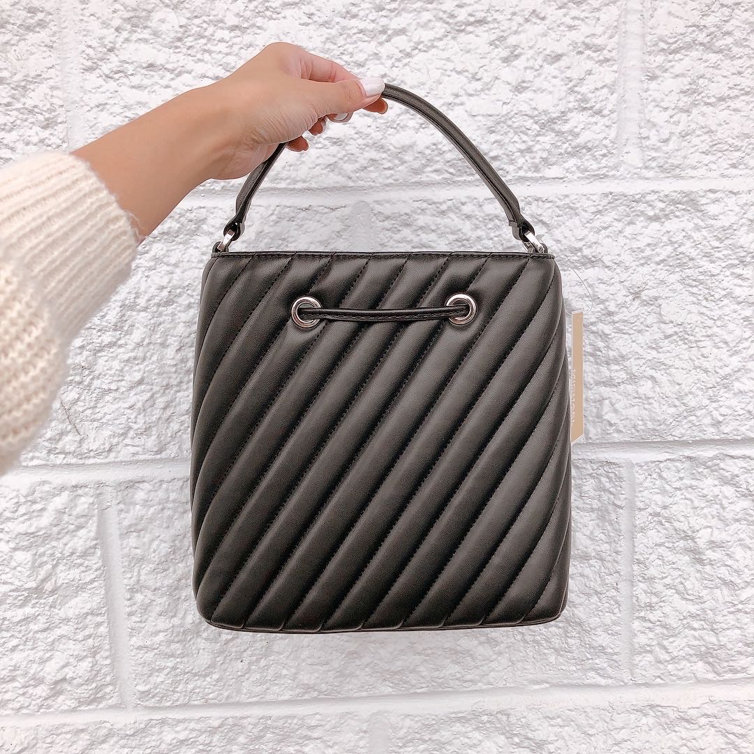 Michael Kors 35F0SU2M8U Suri Medium Quilted Bucket Messenger Bag Black Michael Kors 35F0SU2M8U Suri Medium Quilted Bucket Messenger Bag Black